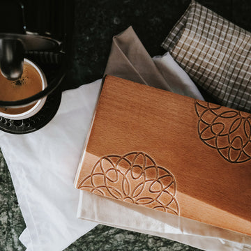Box holds coffee capsules made of beech wood with a pattern. 